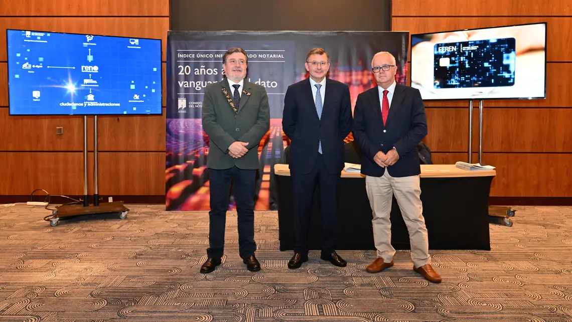 De izda. a dcha.: Alfonso Cavallé, decano del
Colegio Notarial de las Islas Canarias; José
Ángel Martínez Sanchiz y José Alberto Marín.