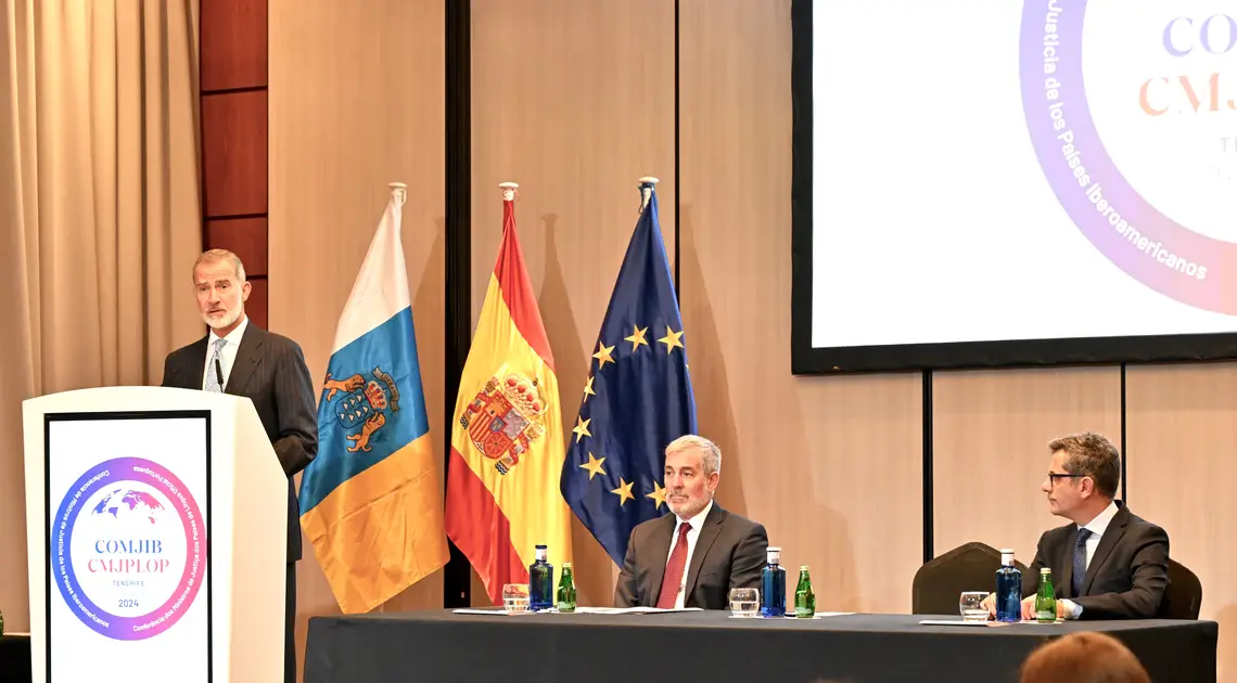 S. M. el Rey durante su discurso inaugural. En la mesa, Fernando Clavijo, presidente del Gobierno de Canarias, y Félix Bolaños, ministro de la Presidencia, Justicia y Relaciones con las Cortes.