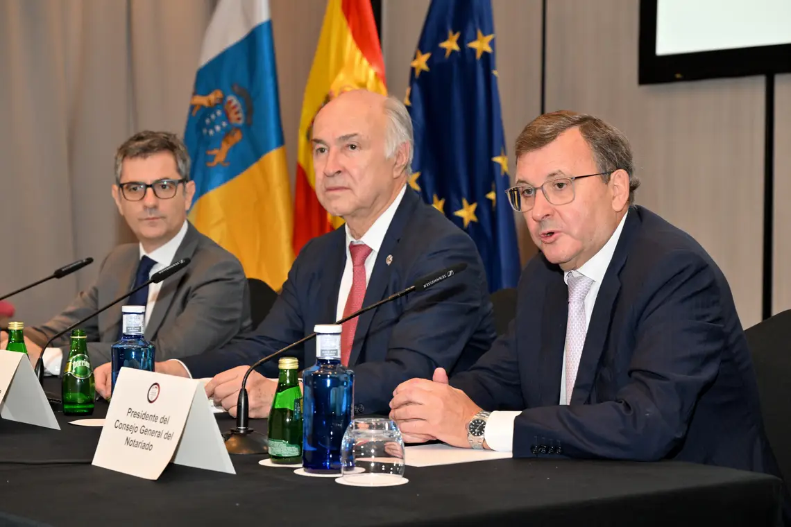 Félix Bolaños, ministro de la Presidencia, Justicia y Relaciones con las Cortes; Enrique Gil Botero, secretario general de la COMJIB; y José Ángel Martínez Sanchiz, presidente del CGN.