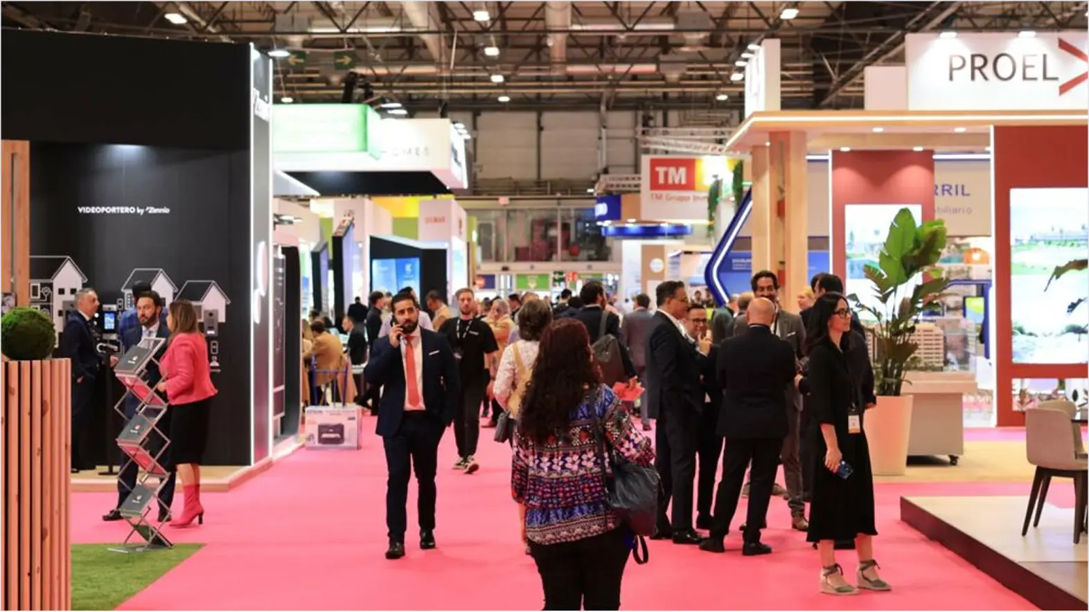 Fotografía de personas visitando los stands de distintos expositores en el evento SIMA Expo 2025