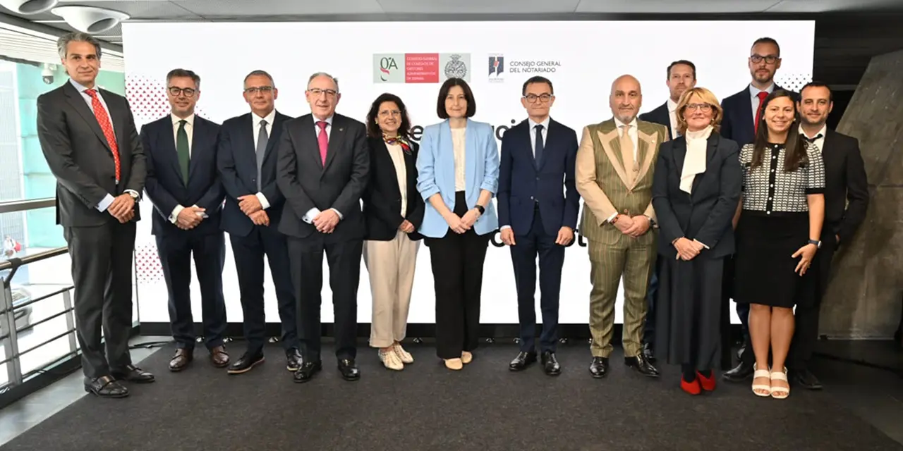 Fotografía de familia durante la jornada entre gestores administrativos y notarios
