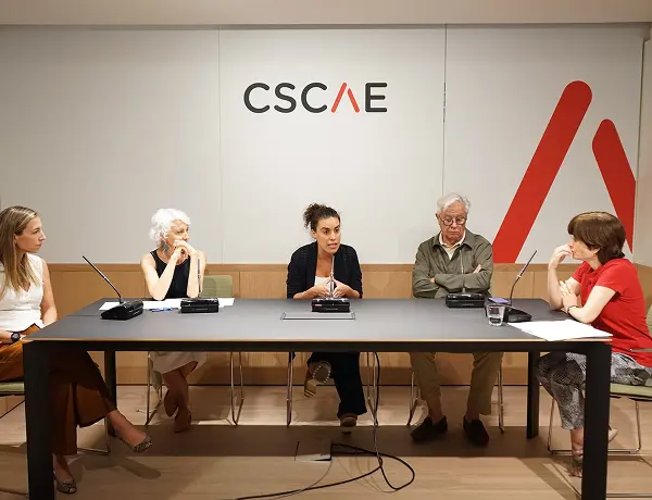  Fotografía de la mesa de debate sobre vivienda en la jornada entre arquitectos y Notariado