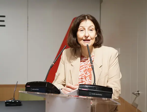  Fotografía de Concepción Pilar Barrio Del Olmo inaugurando la jornada entre arquitectos y Notariado desde el atril