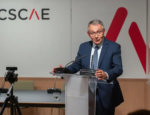 Albert Martínez Lacambra presentando desde el atril durante la jornada entre arquitectos y Notariado