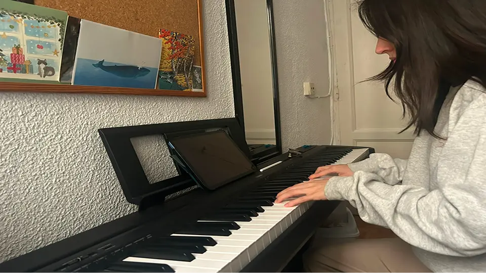 Fotografía de Inés Hernández practicando una de sus aficiones, tocar el piano