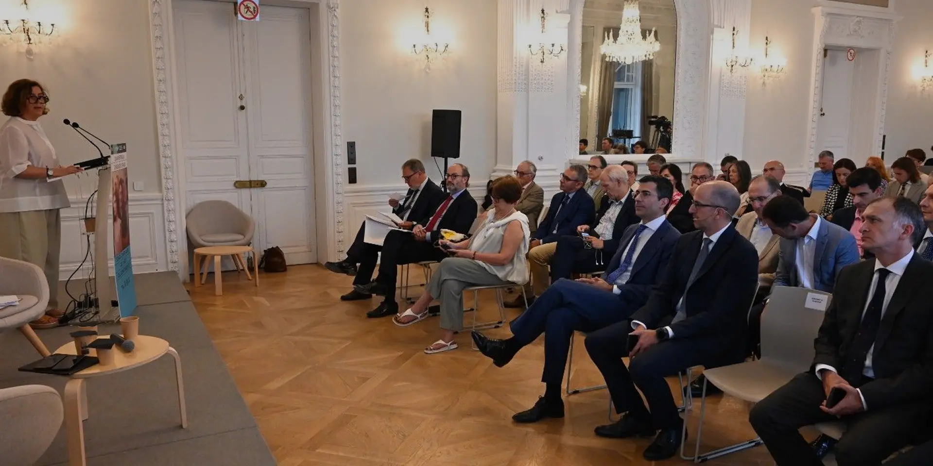 Asistentes al Curso de Verano de Fundación Notariado durante una de las intervenciones en el Palacio de Miramar de San Sebastián.