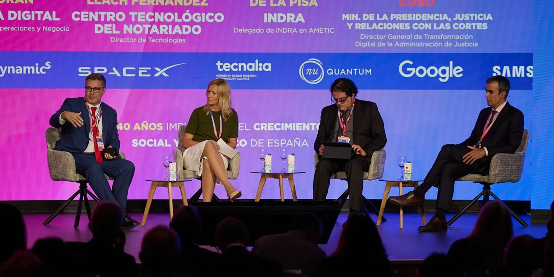 Carles Llach, director de Tecnologías del Centro Tecnológico del Notariado, junto a otros tres participantes durante la mesa «Buenas prácticas de la Administración en Justicia» de Santander40.