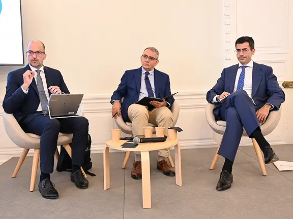 Alberto Martínez Lacambra, director del Centro Tecnológico, junto a otros participantes durante una mesa de debate del Curso de Verano de Fundación Notariado