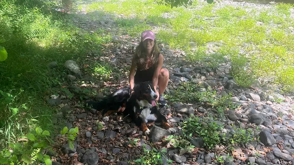 Lola Ferrer durante una ruta de senderismo junto a su perro.