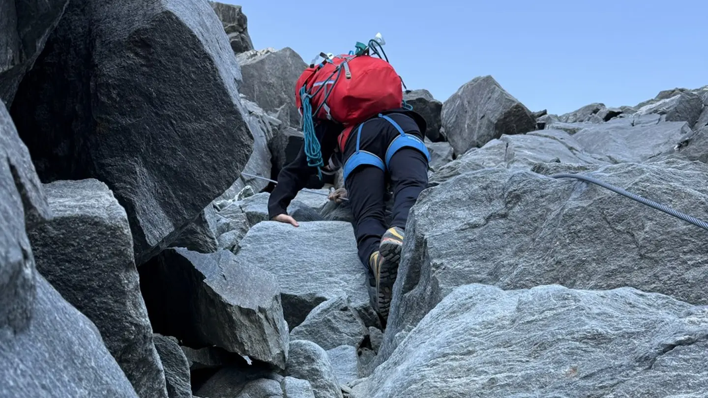 Martí Ras practicando alpinismo en una zona de alta montaña.